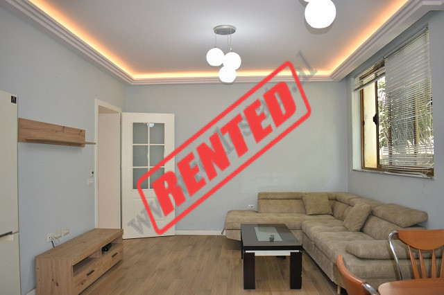 Apartament 1+1 me qira ne rrugen Stavri Themeli, ne Tirane.
Banesa eshte e pozicionuar ne katin e 1